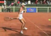 Extrem stöhnen beim Tennisspielen