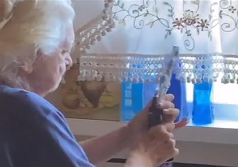 Oma und die Flasche Wein