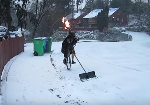 Darth Vader beim Schnee schippen