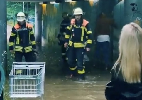 Wenn dir die Feuerwehr durch den überfluteten Tunnel hilft