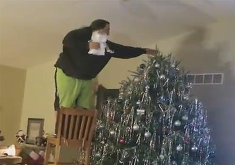 Wenn Papa den Weihnachtsbaum schmückt