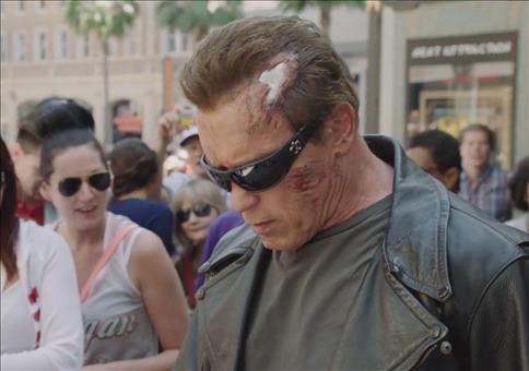 Arnold Schwarzenegger als Terminator unterwegs