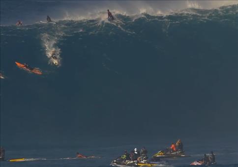 Surfer auf Riesenwelle